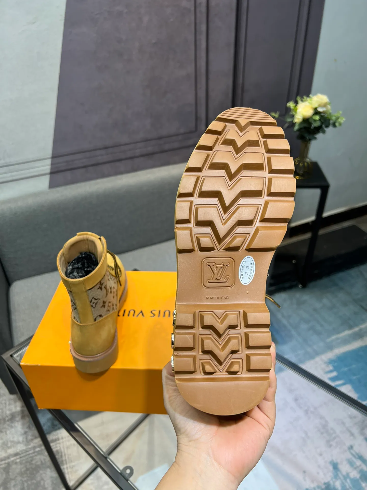 Men's shoes 💰920 L Home - the latest LV men's business casual boots, luxury and nobility are a must. They are all made of imported original first-layer cowhide, just to create a more comfortable wearing experience. ➕Top imported water-dyed full cow lining, original high wear-resistant outsole! 👏👏 Size: Male 39-44; (38 45 46 customized)